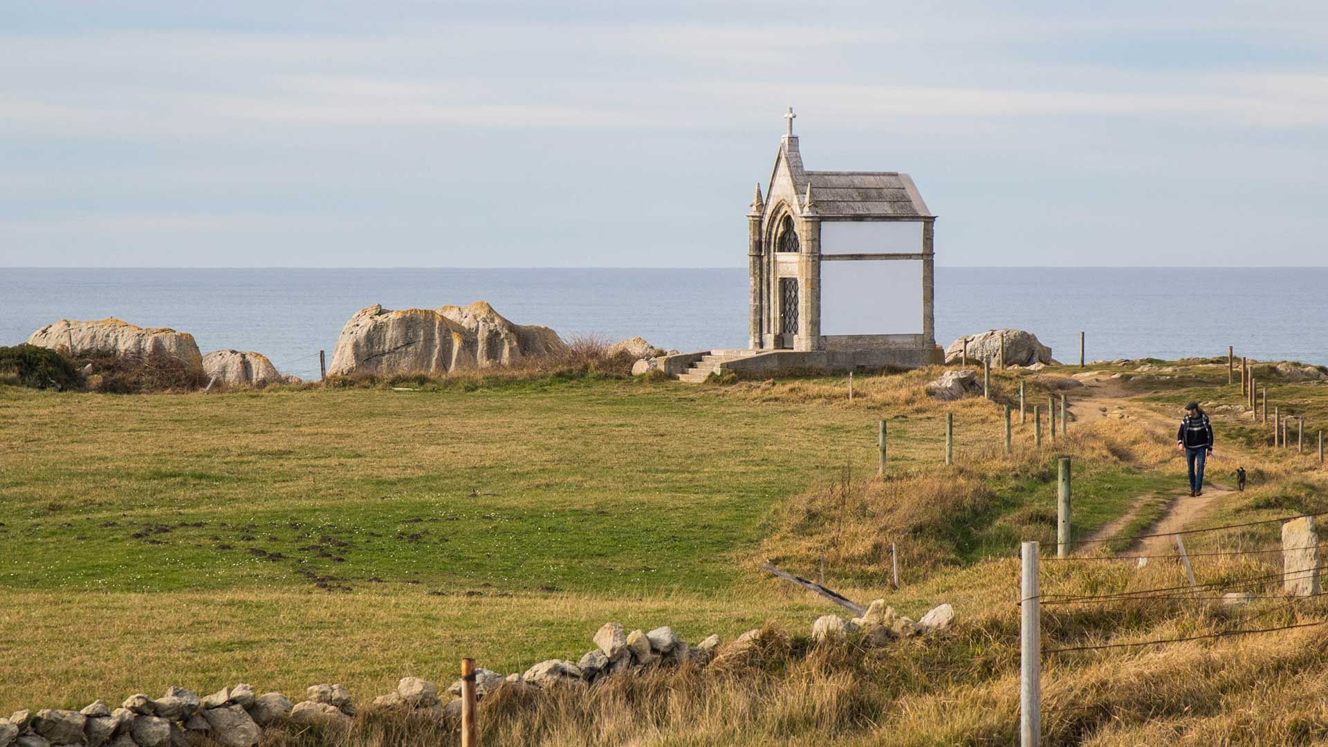 Peregrino cercano a una Capilla