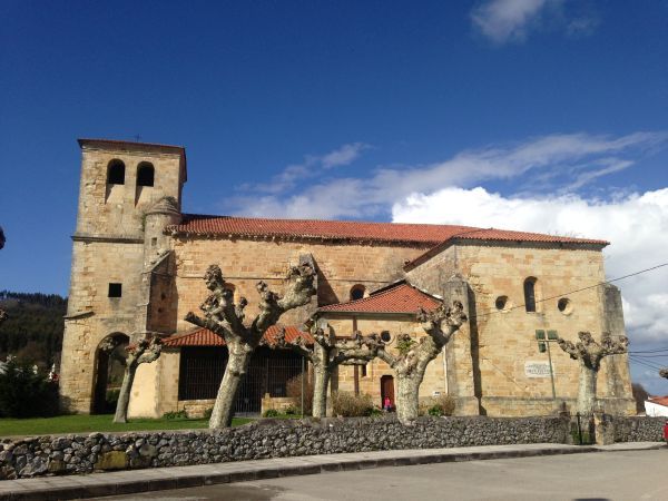 san pedro iglesia castillo camino norte cantabria