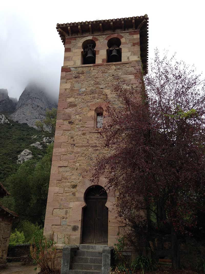 campanario iglesia lebana camino lebaniego cantabria